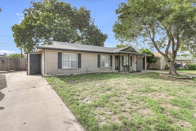 ranch-style home featuring a front lawn