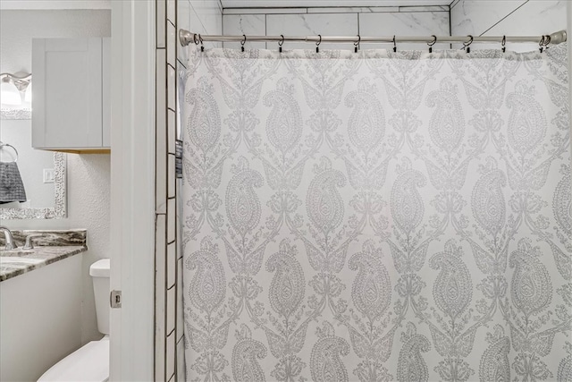 bathroom with toilet, a shower with curtain, and vanity