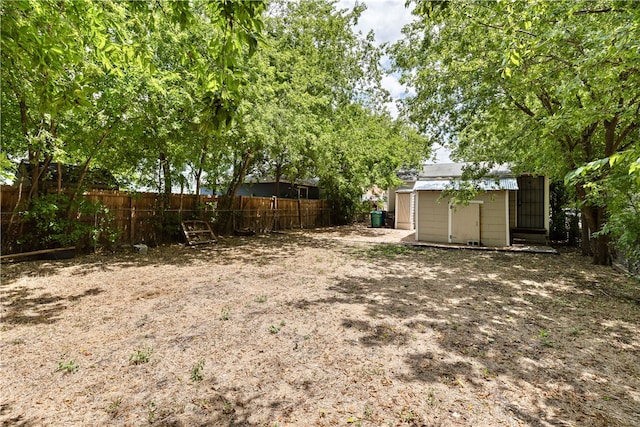 view of yard with a storage shed