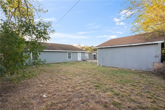 view of yard with an outdoor structure