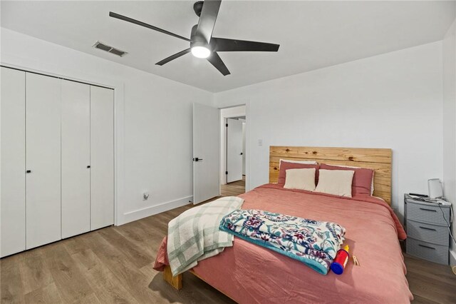 1406 Hwy 72, Three Rivers, TX 78071 - bedroom featuring wood finished floors, a closet, and ceiling fan