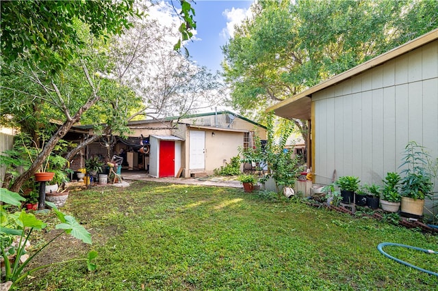 view of yard featuring a shed