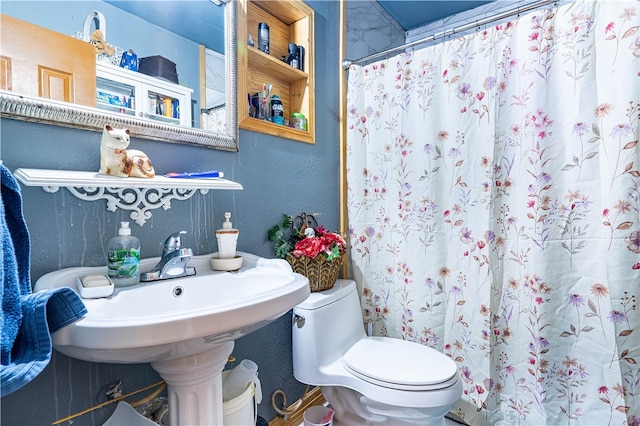 bathroom featuring toilet and a shower with curtain