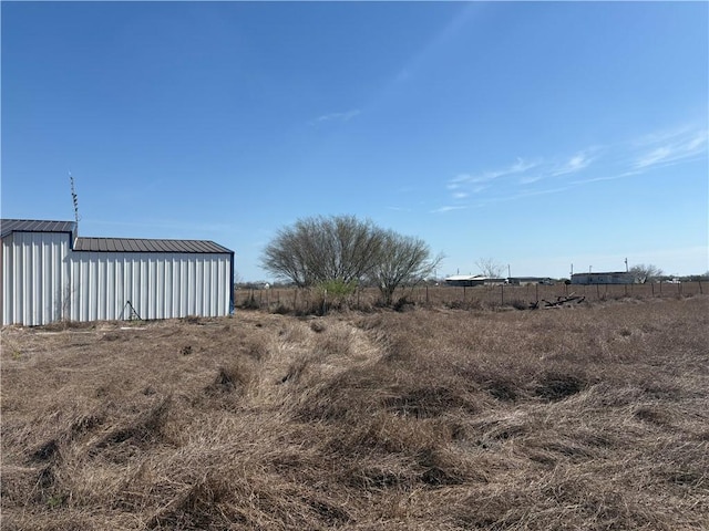 view of yard featuring an outbuilding