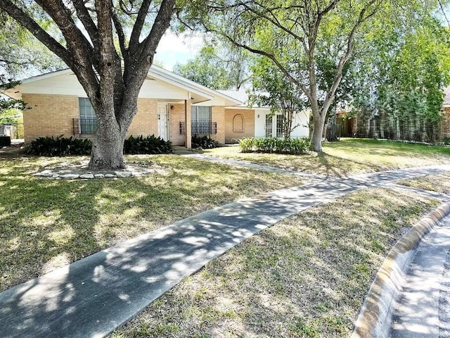 1403 Kingfisher Dr, Beeville, TX 78102 - ranch-style home featuring brick siding and a front yard