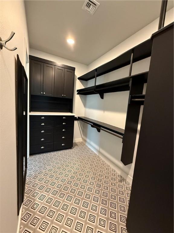 walk in closet featuring light tile patterned floors and visible vents