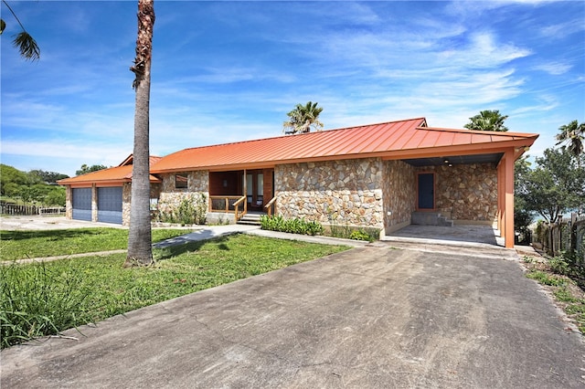 ranch-style house featuring a front lawn and a carport