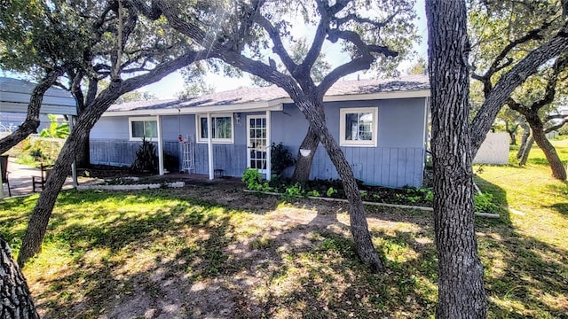 single story home featuring a front lawn