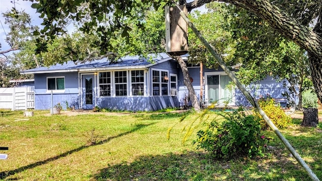 ranch-style house featuring a front yard