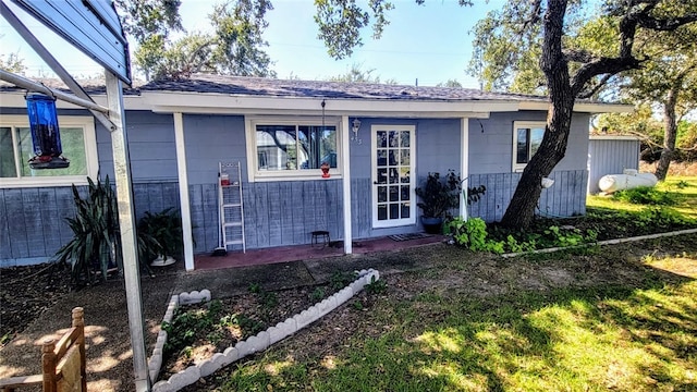 view of front of property featuring a front yard