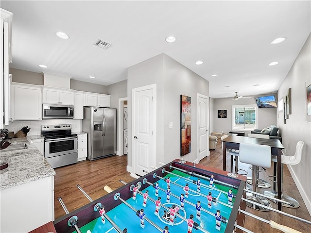 14309 Ridley Way, Corpus Christi, TX 78418 - rec room featuring wood finished floors, recessed lighting, baseboards, and a ceiling fan