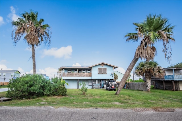 view of front of property featuring a front yard