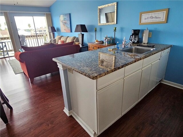 15425 Fortuna Bay Dr Unit 314, Corpus Christi, TX 78418 - kitchen featuring a sink, dark wood finished floors, a peninsula, and baseboards