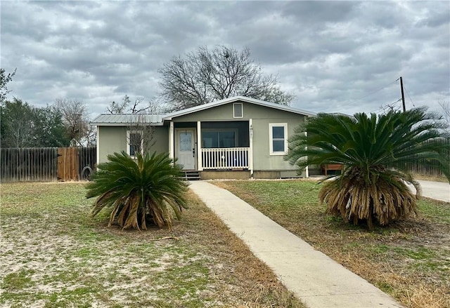 view of front of house featuring a porch and a front lawn