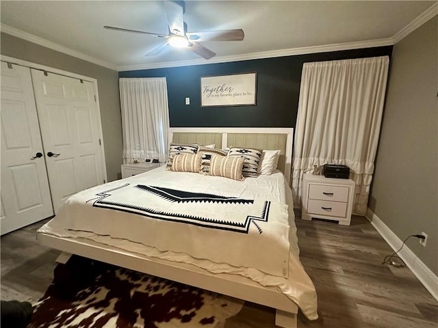 bedroom with dark wood-type flooring, ornamental molding, a closet, and ceiling fan