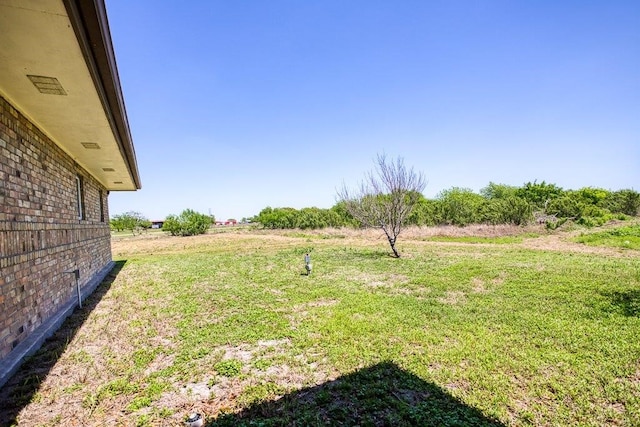 view of yard featuring a rural view