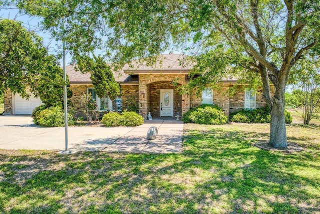 single story home featuring a front yard and brick siding