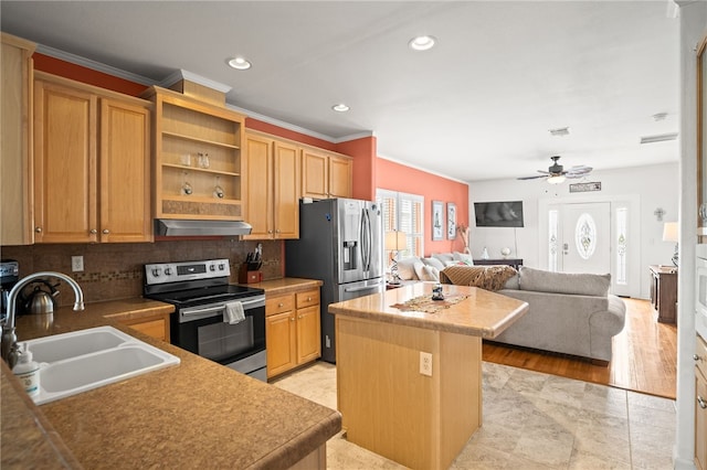 kitchen featuring crown molding, a sink, a center island, stainless steel appliances, and open floor plan