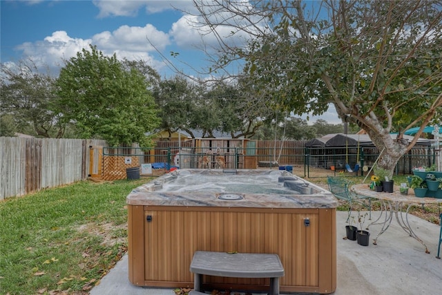 view of yard featuring a hot tub