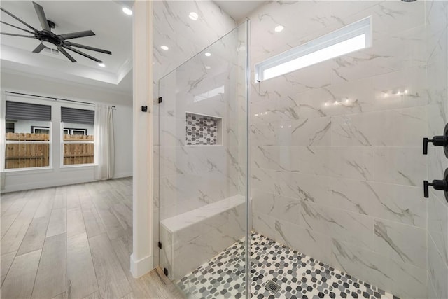 bathroom featuring ceiling fan, crown molding, tiled shower, and plenty of natural light