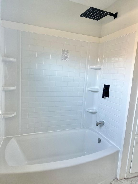 bathroom featuring tiled shower / bath combo