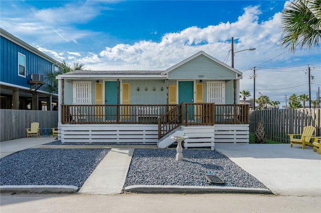 view of front facade with a porch and a fenced front yard