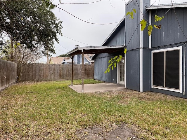 view of yard featuring a patio area