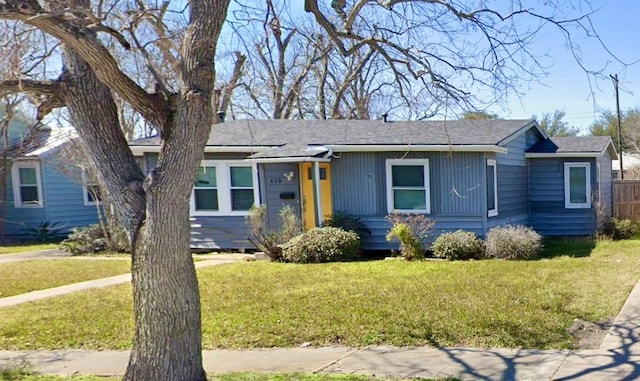 ranch-style house featuring a front yard