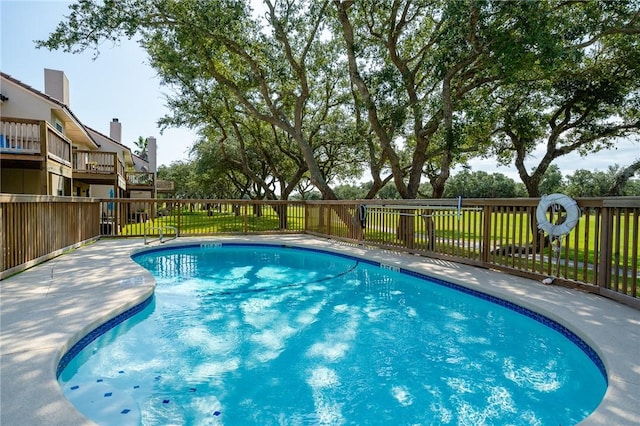 view of swimming pool