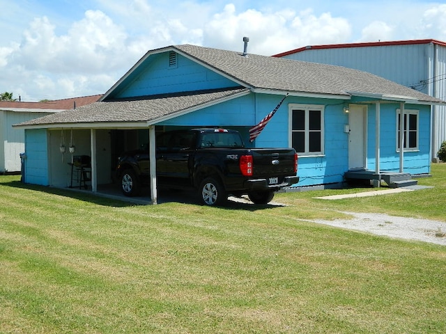 view of front facade featuring a front lawn