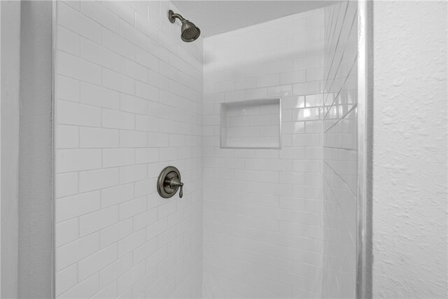 details featuring tiled shower