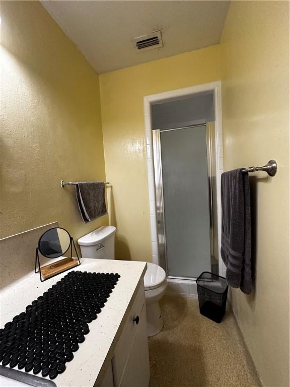 full bath with toilet, a shower stall, visible vents, and vanity