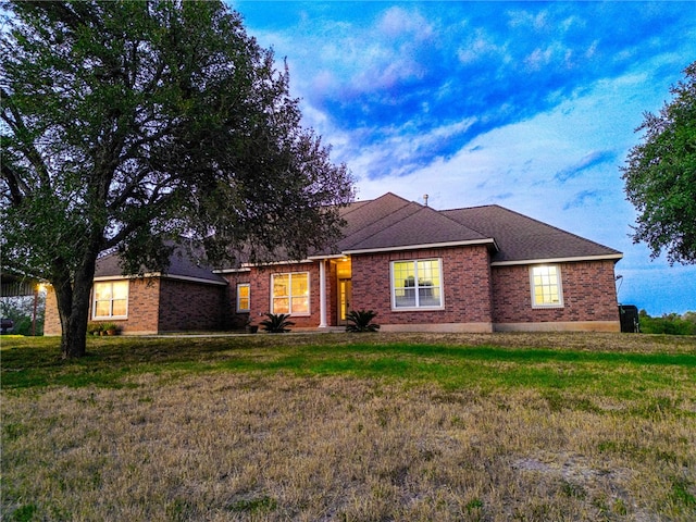 ranch-style home featuring a front lawn