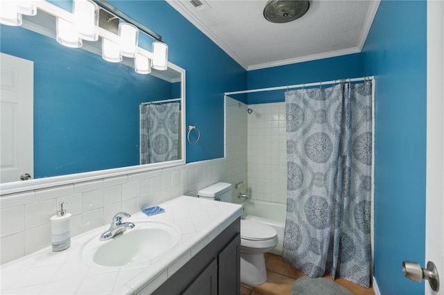 full bath featuring crown molding, shower / bath combo with shower curtain, toilet, vanity, and tile walls