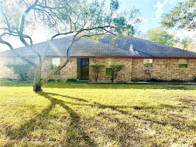 view of front facade featuring a front lawn