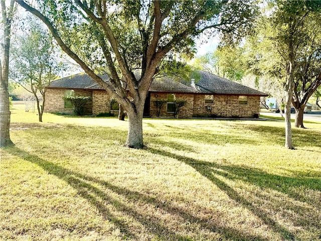 view of front of home featuring a front yard