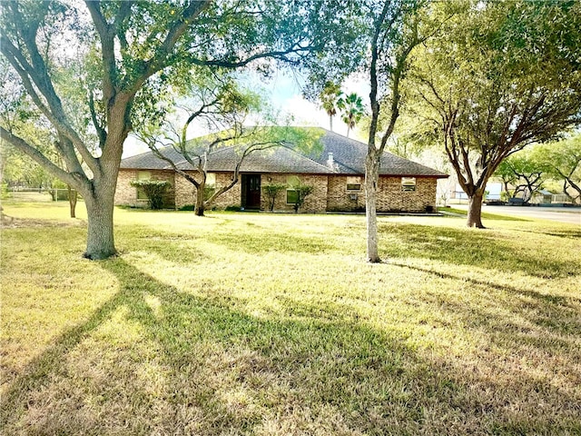 view of front of home featuring a front lawn