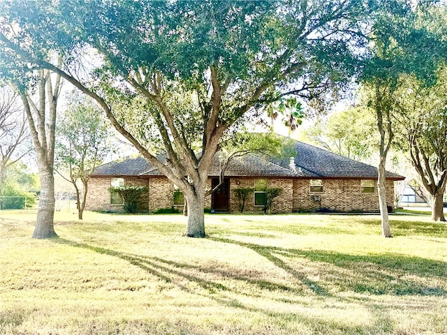 view of front facade featuring a front yard