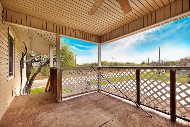 100 Lamplite Ln, Sinton, TX 78387 - wooden deck featuring a ceiling fan