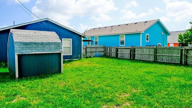 719 E King St, Rockport, TX 78382 - view of yard