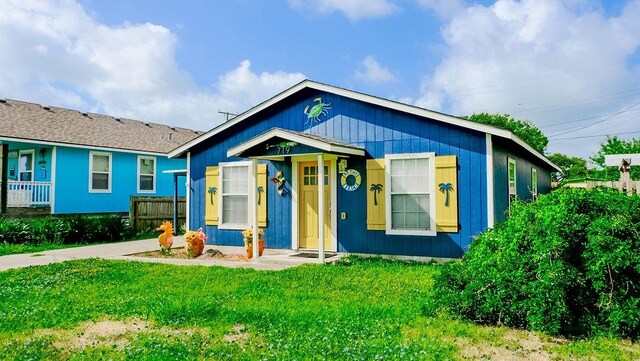 719 E King St, Rockport, TX 78382 - view of front of home