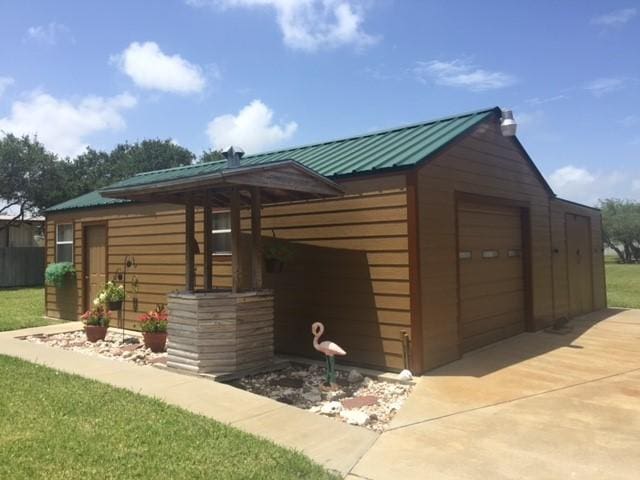 1540 W Deberry Ave, Aransas Pass, TX 78336 - view of outbuilding featuring driveway