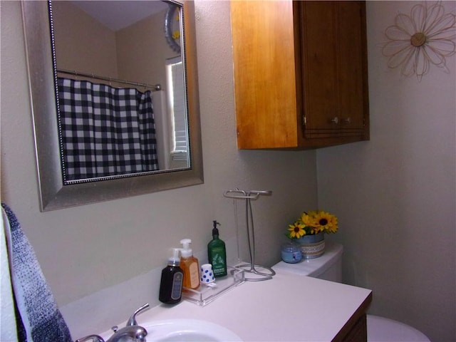 full bathroom with toilet, a shower with shower curtain, and vanity