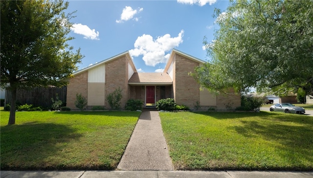 view of front facade featuring a front lawn