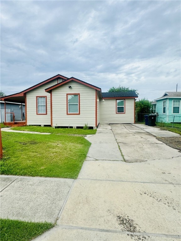 single story home featuring a front lawn