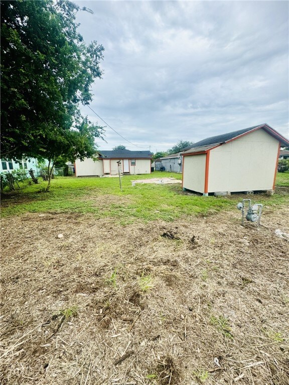 view of yard featuring an outbuilding