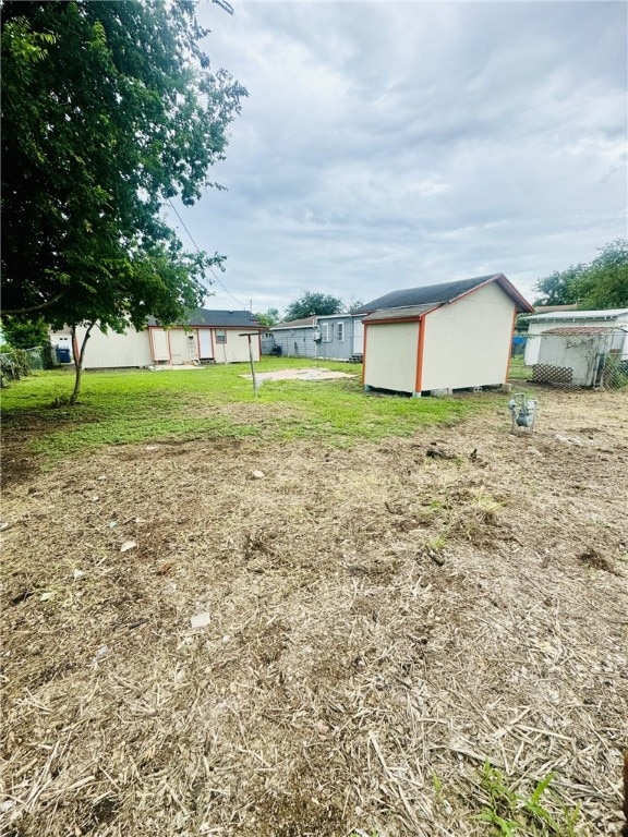 view of yard featuring an outbuilding