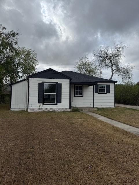 view of front of house with a front yard