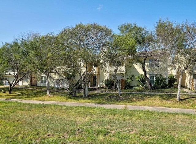 view of front facade featuring a front lawn