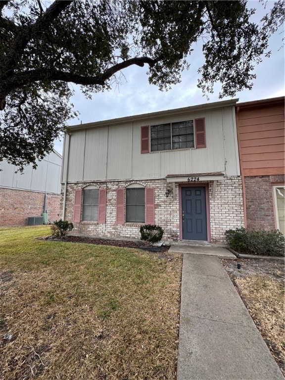 view of front of property with a front yard